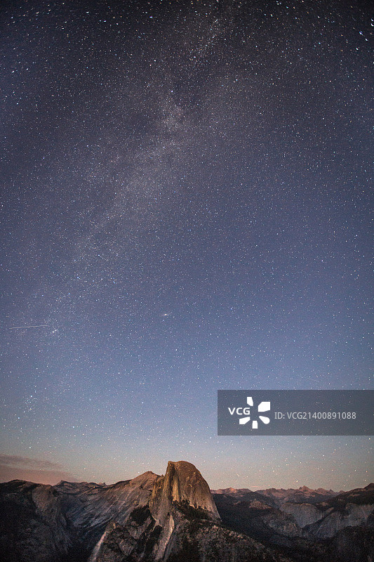 2015年约塞米蒂国家公园：半圆顶上的银河图片素材
