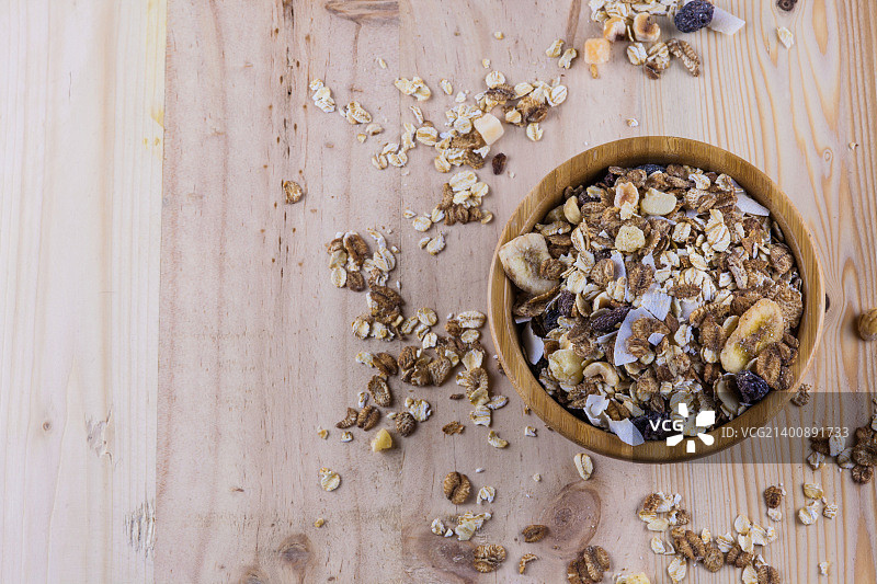 桌上的干燥玉米片和麦片（俯视）图片素材