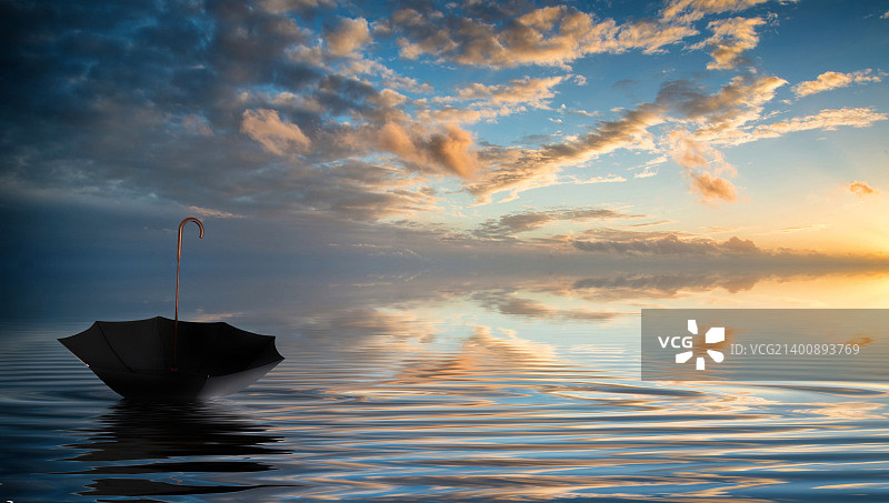 倒置的雨伞漂浮在迷人的冬季日落天空倒影中图片素材