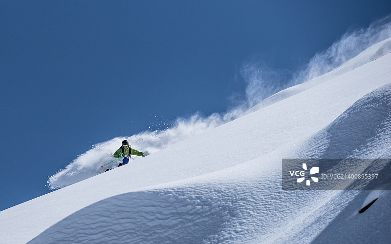 四月末的粉雪滑雪图片素材