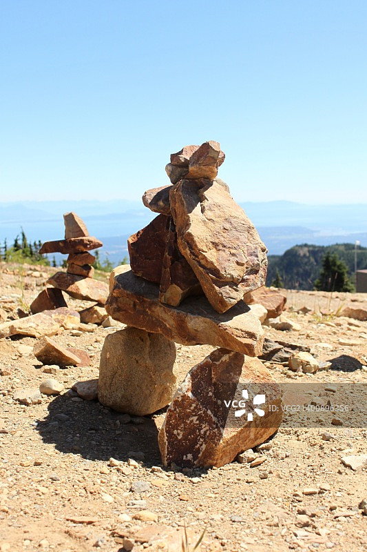 华盛顿山顶上的因纽克舒克石堆图片素材