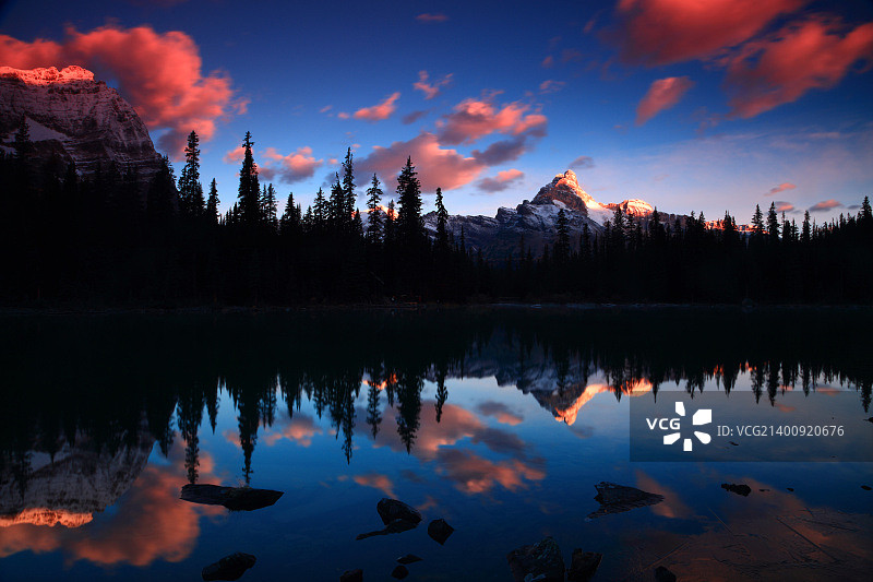 幽鹤国家公园奥哈拉湖中奥达雷山日出倒影图片素材