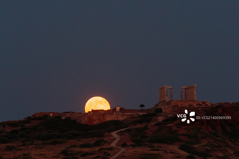 2015年2月7日，苏尼翁角波塞冬神庙的满月图片素材
