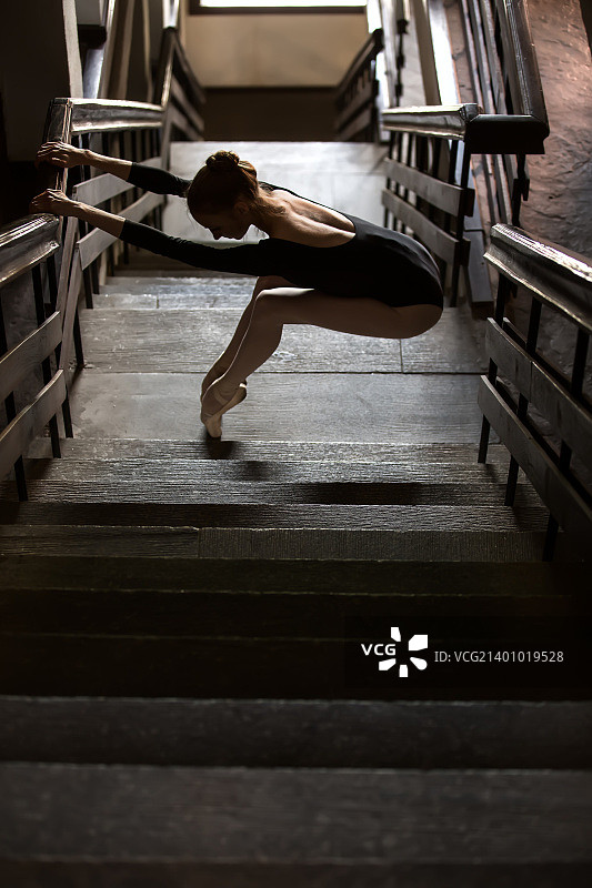 姿态优雅的芭蕾舞女演员图片素材
