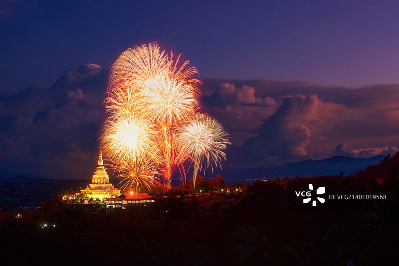 塔通阿兰銮寺与烟花图片素材