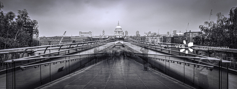 伦敦夜景：千禧桥与圣保罗大教堂图片素材