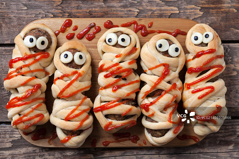 万圣节自制食品：香肠肉丸木乃伊卷图片素材