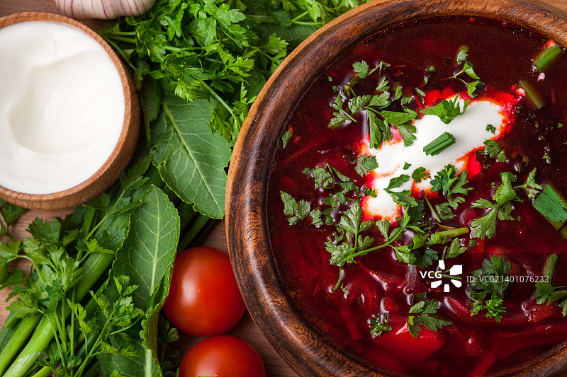 木盘里的传统乌克兰甜菜汤图片素材