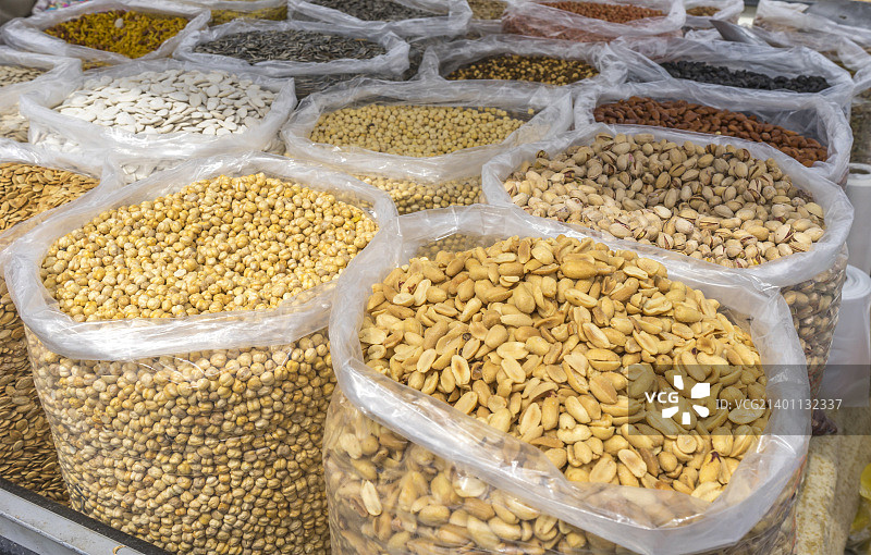 多种坚果：花生、榛子、栗子、核桃、开心果和山核桃。图片素材