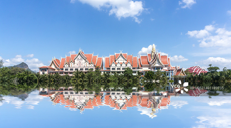 带倒影和蓝色天空的大房子图片素材