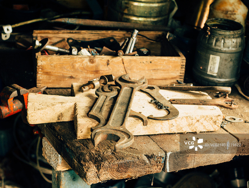 车库桌子上的大扳手和其他工具图片素材