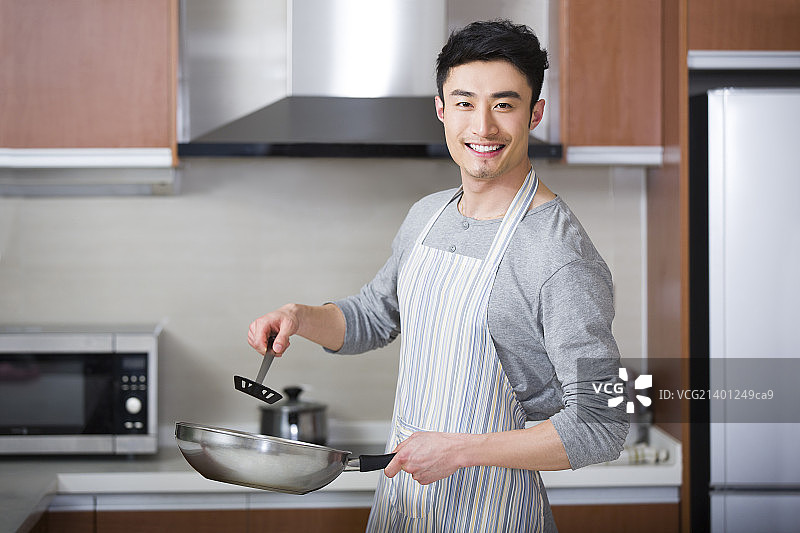 年轻男子做饭图片素材
