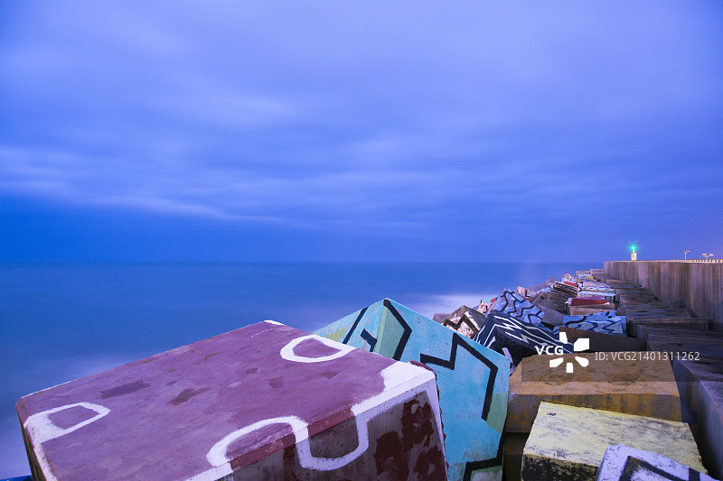 阿斯图里亚斯利亚内斯记忆立方夜景图片素材