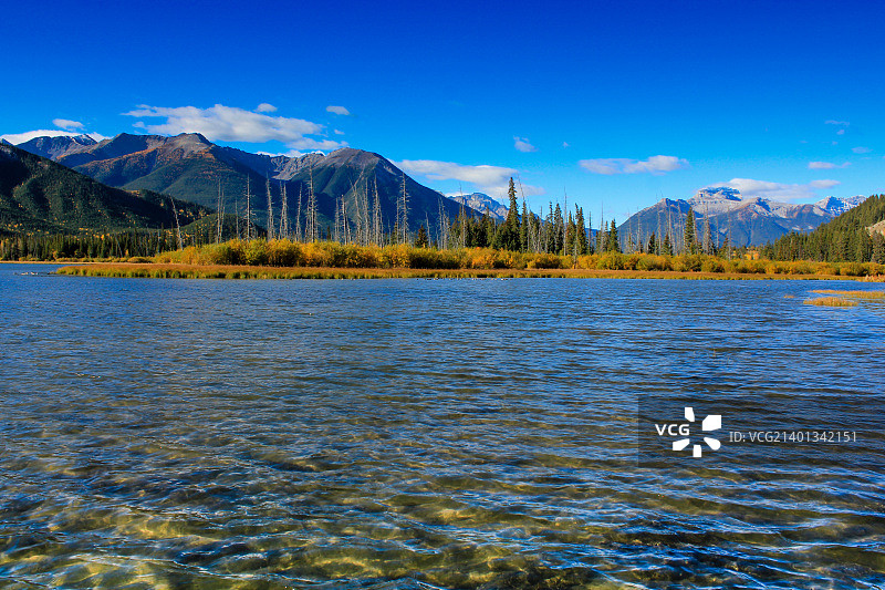 艾伯塔省班夫朱砂湖的秋日清晨图片素材