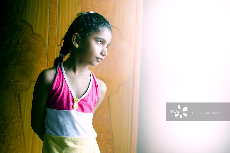 望向光明的女孩图片素材