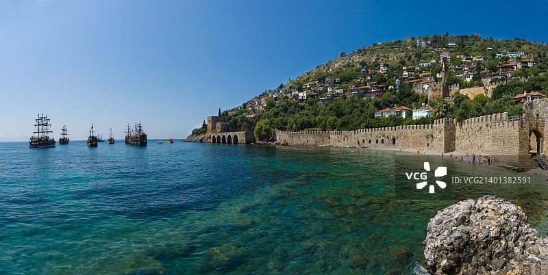 船坞和山腰上的中世纪堡垒遗址全景（阿拉尼亚城堡）图片素材