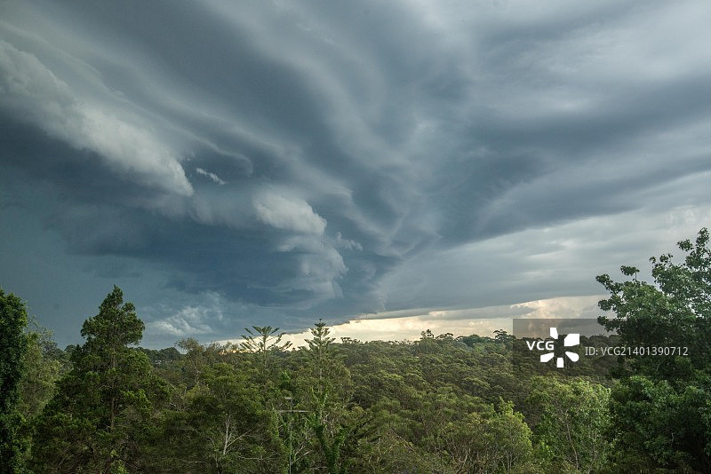 带有悬 shelf 云的威胁性雷暴图片素材