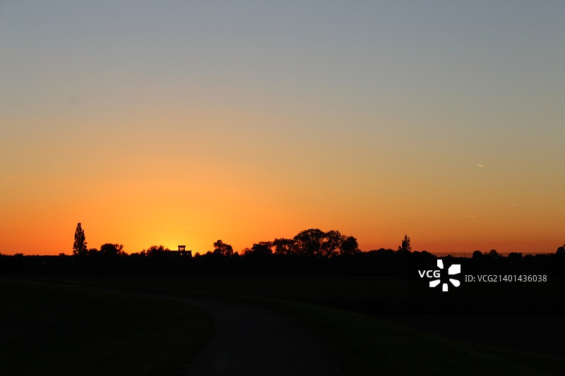 日落时分天空下的剪影景观图片素材