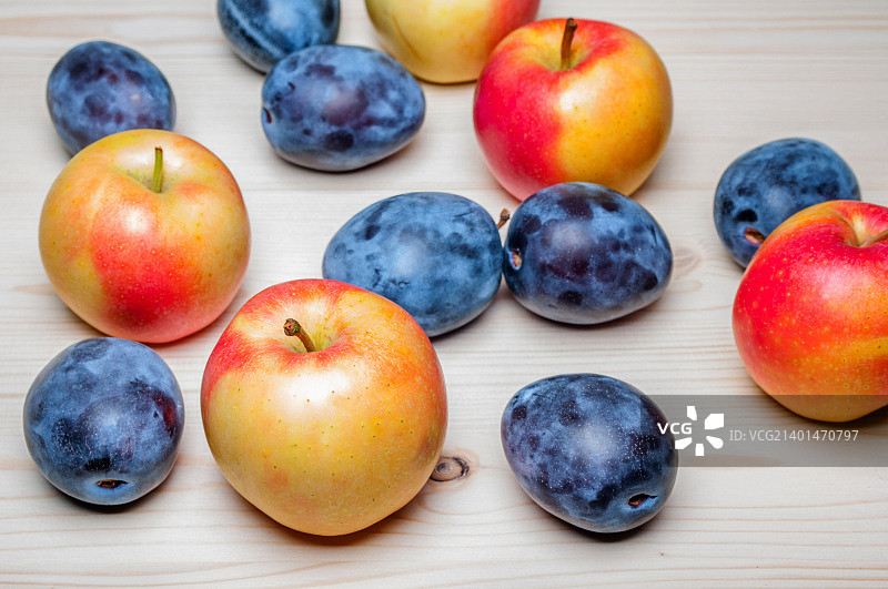 木桌上的新鲜水果图片素材