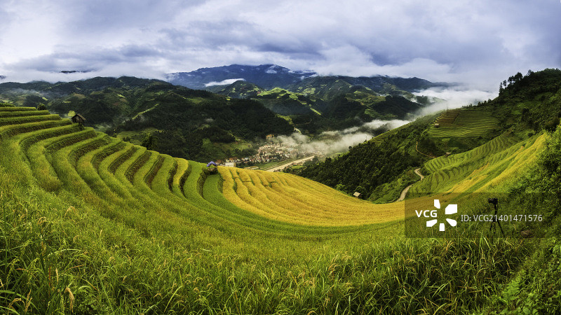 被稻田和山脉环绕的城市图片素材