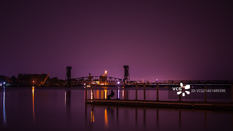 在码头上钓鱼图片素材