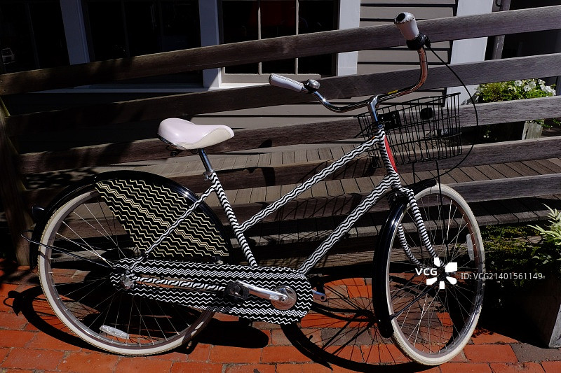 停在人行道上的自行车图片素材