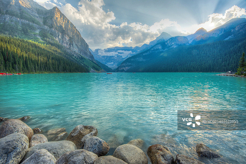 路易斯湖的黄金时刻图片素材