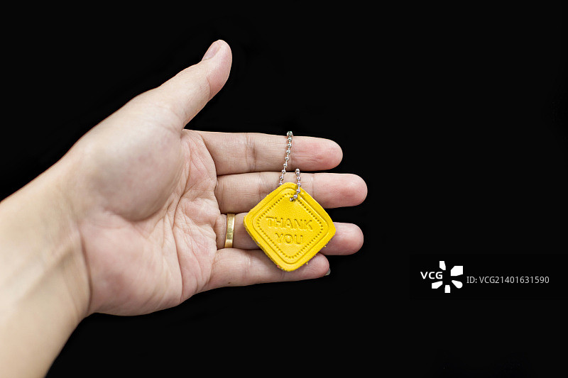 男人手托“感谢”字样图片素材