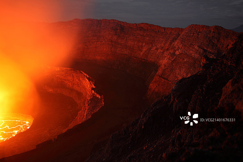 刚果民主共和国尼拉贡戈火山熔岩湖的巨大陨石坑图片素材