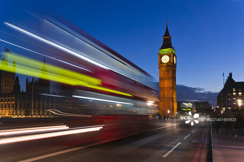 巴士驶过大本钟的动态模糊图片素材