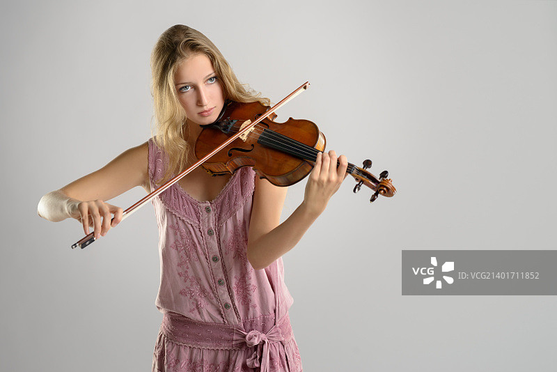 年轻漂亮的小提琴手演奏小提琴图片素材