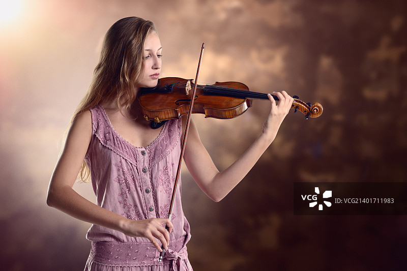 年轻漂亮的小提琴手演奏小提琴图片素材