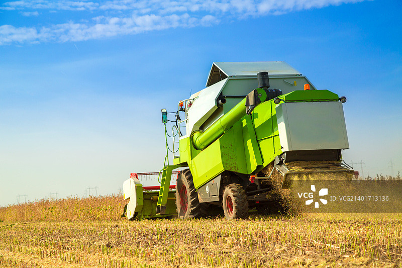 联合收割机在田间收割大豆图片素材