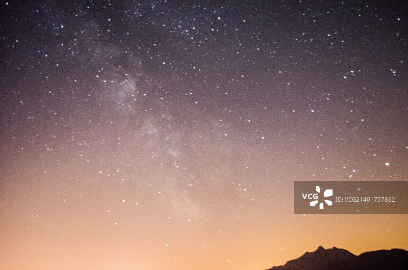 夜间剪影山脉的景色图片素材