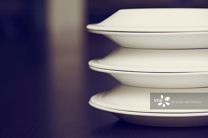 桌子上的白色盘子图片素材