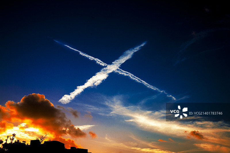 滑雪场上的十字架图片素材