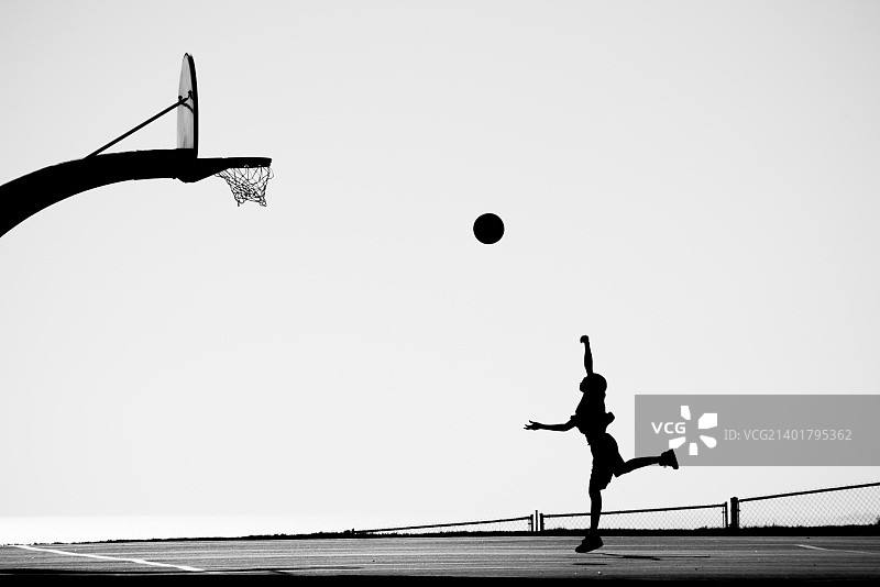 打篮球的男孩图片素材