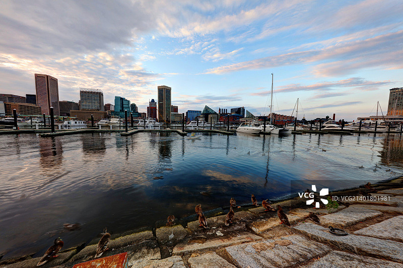 日落时分建筑旁的河流景色图片素材