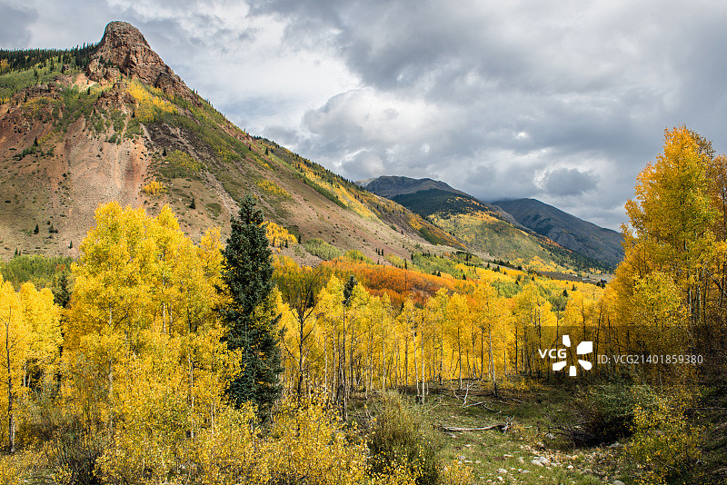 科罗拉多州锡尔弗顿-圣胡安山脉附近的秋色图片素材