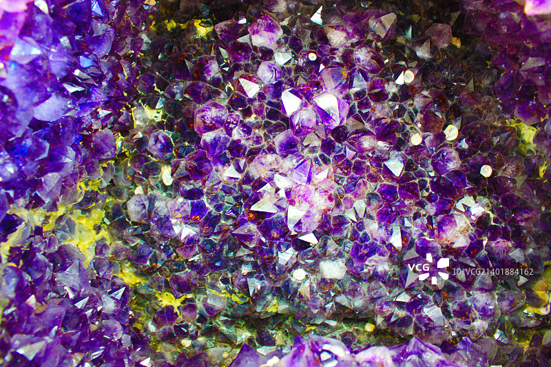 未经雕琢的天然紫水晶原石图片素材