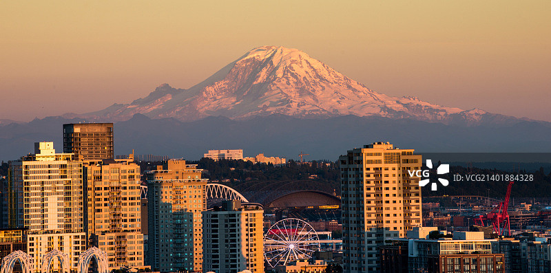 美丽西雅图夜景，太空针塔和雷尼尔山图片素材