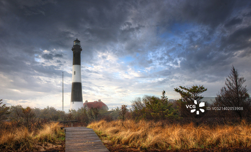 清晨火岛灯塔的壮丽景色图片素材