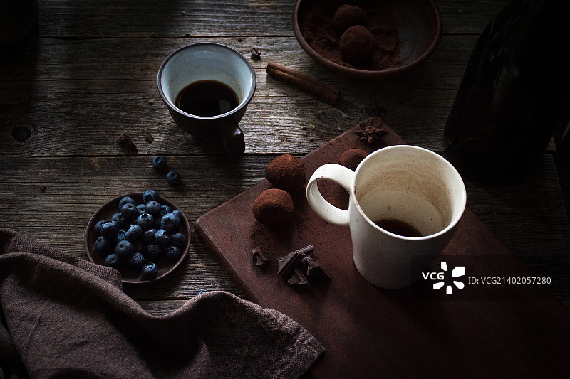 巧克力松露和咖啡静物图片素材