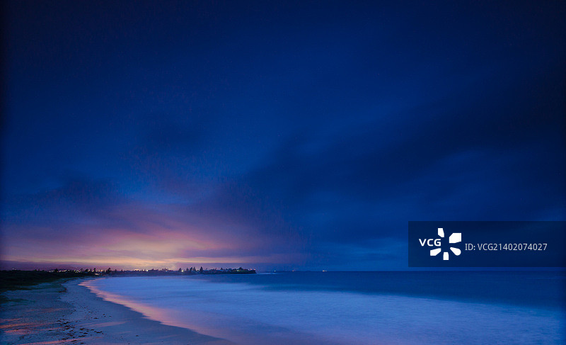 日落时分，海天一色的壮丽景色图片素材