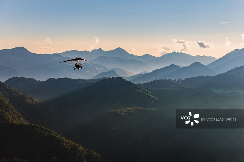 因河谷上空飞行的三轮车图片素材