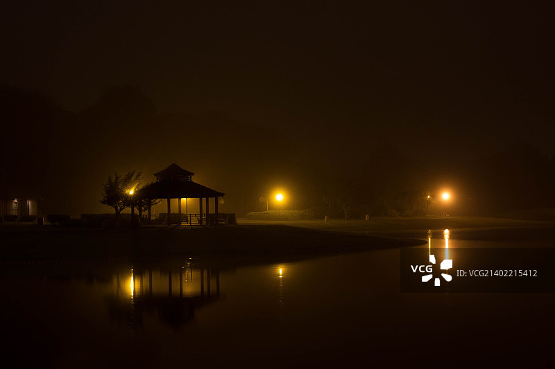 新泽西州南普兰菲尔德的春季湖泊公园夜景图片素材