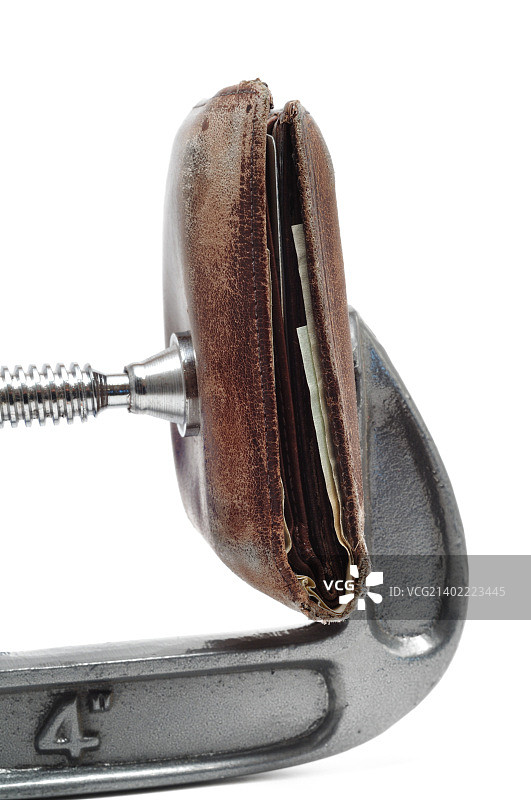 C型夹钳挤压旧钱包图片素材