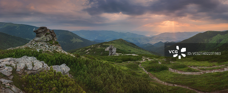乌克兰喀尔巴阡山脉山谷上的光线图片素材
