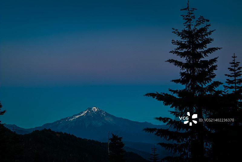 俄勒冈州杰斐逊山蓝色时刻图片素材