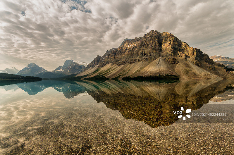 弓湖的静谧倒影图片素材